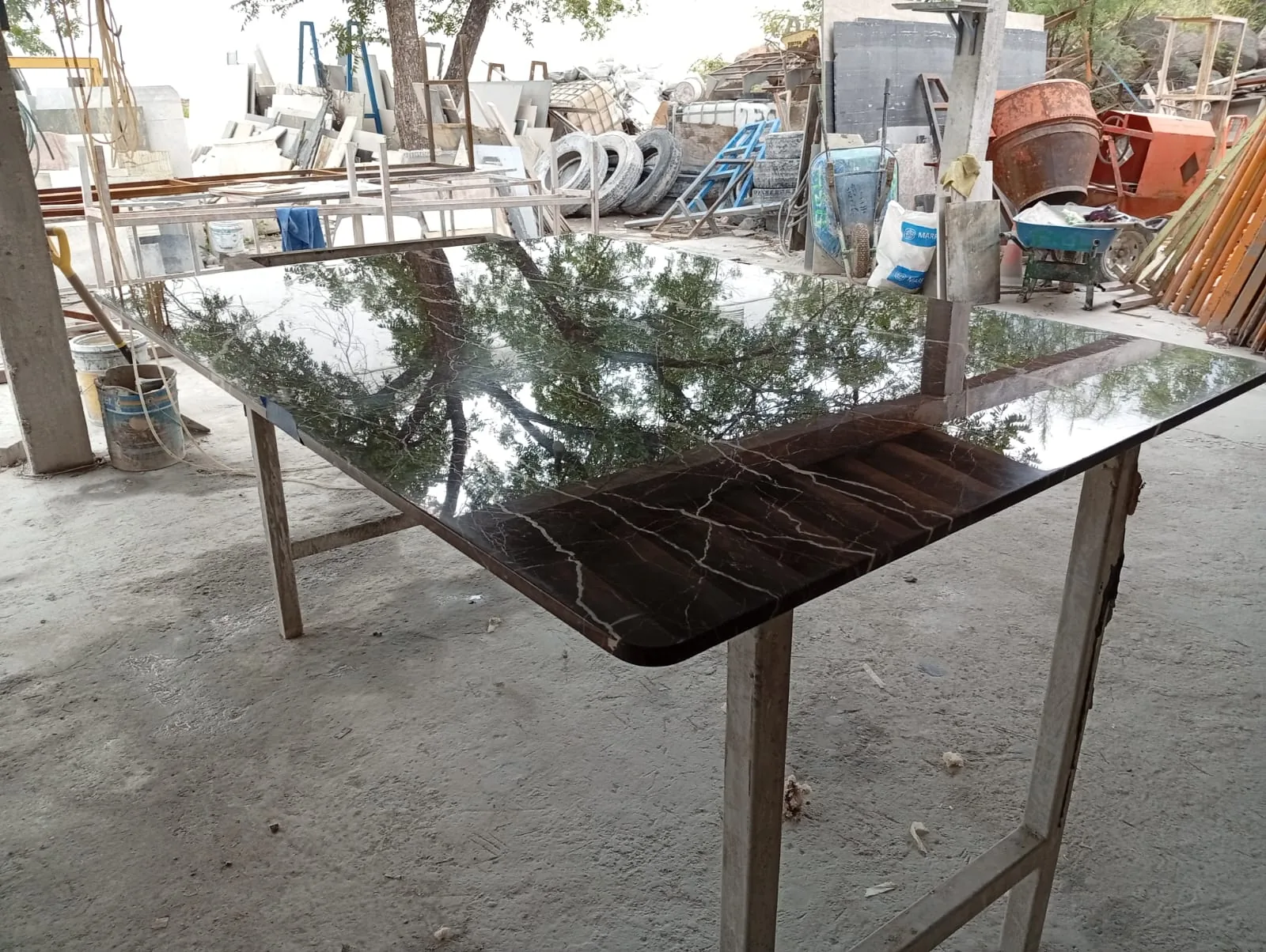 Mesa especial fabricada con placa de mármol oscuro pulido