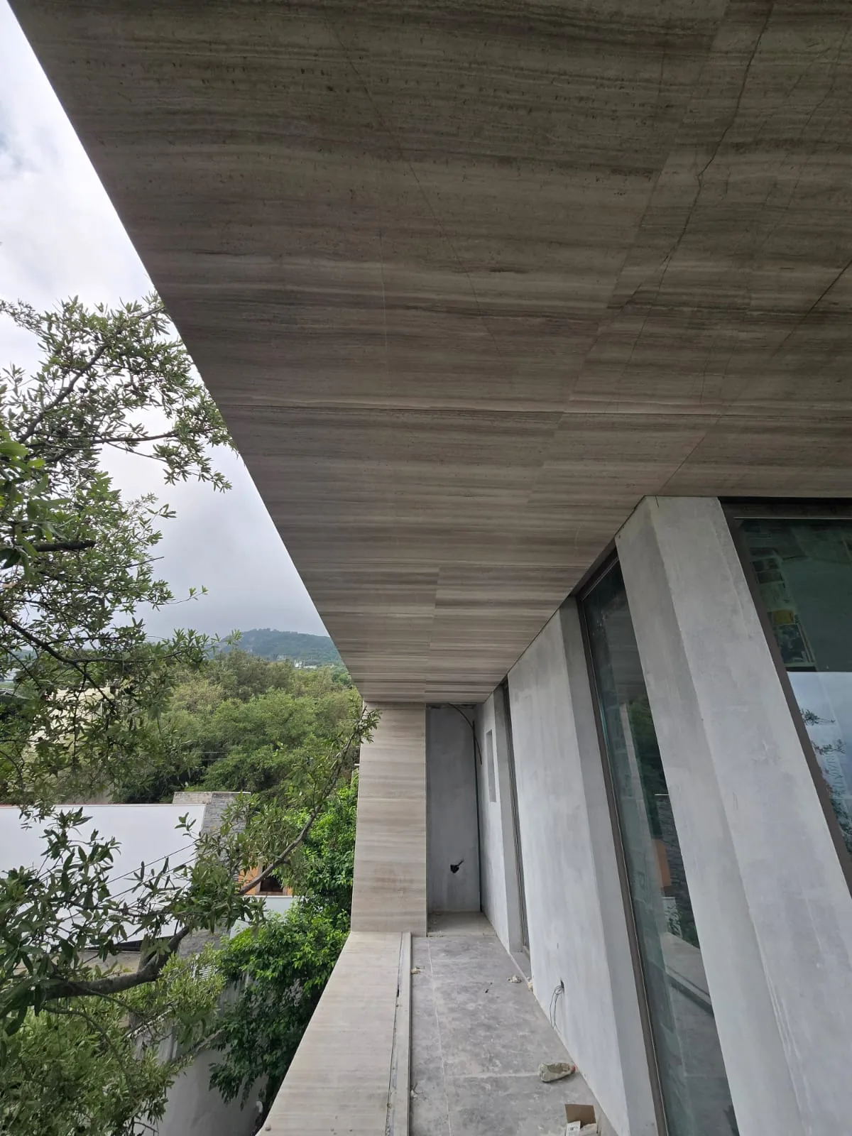 Plafón exterior revestido con piedra natural en residencia