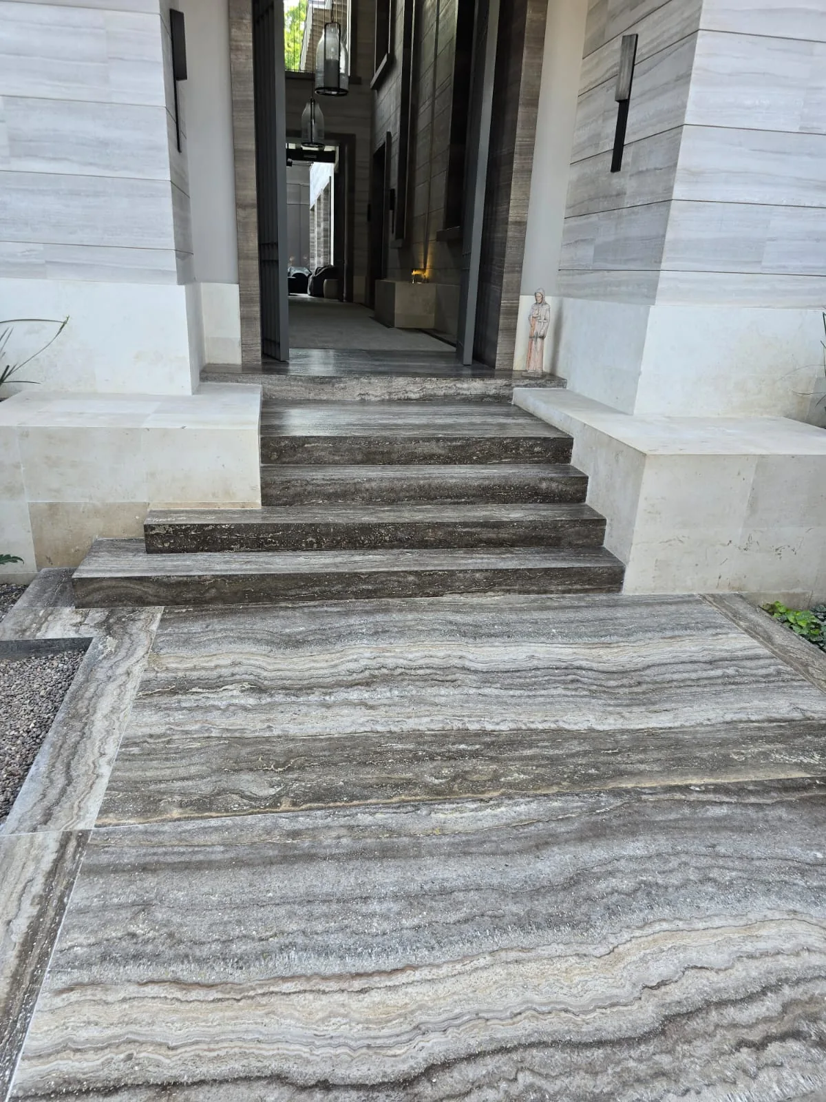 Escalinata residencial revestida con piedra natural de veta continua
